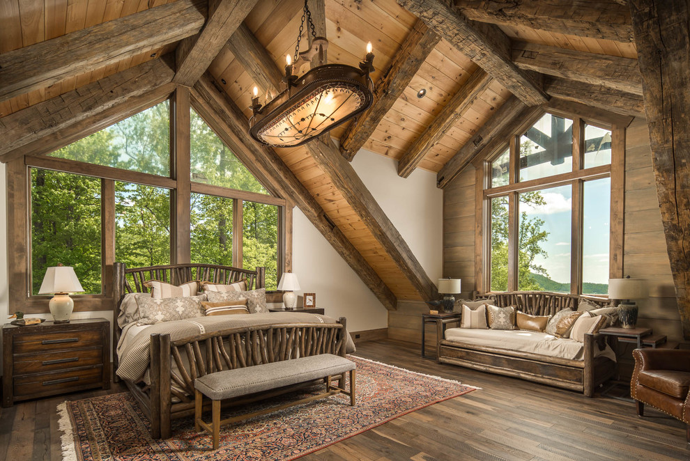 Foto di una camera matrimoniale stile rurale con pareti marroni, pavimento in legno massello medio e pavimento marrone