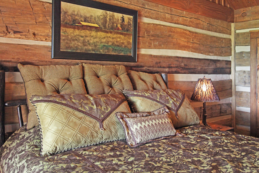 Ejemplo de habitación de invitados rústica grande con paredes marrones y suelo de madera oscura