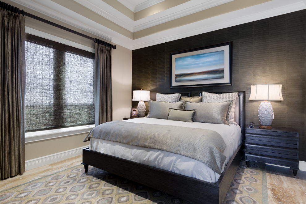 На фото: большая гостевая спальня (комната для гостей) с зелеными стенами, ковровым покрытием и белым полом