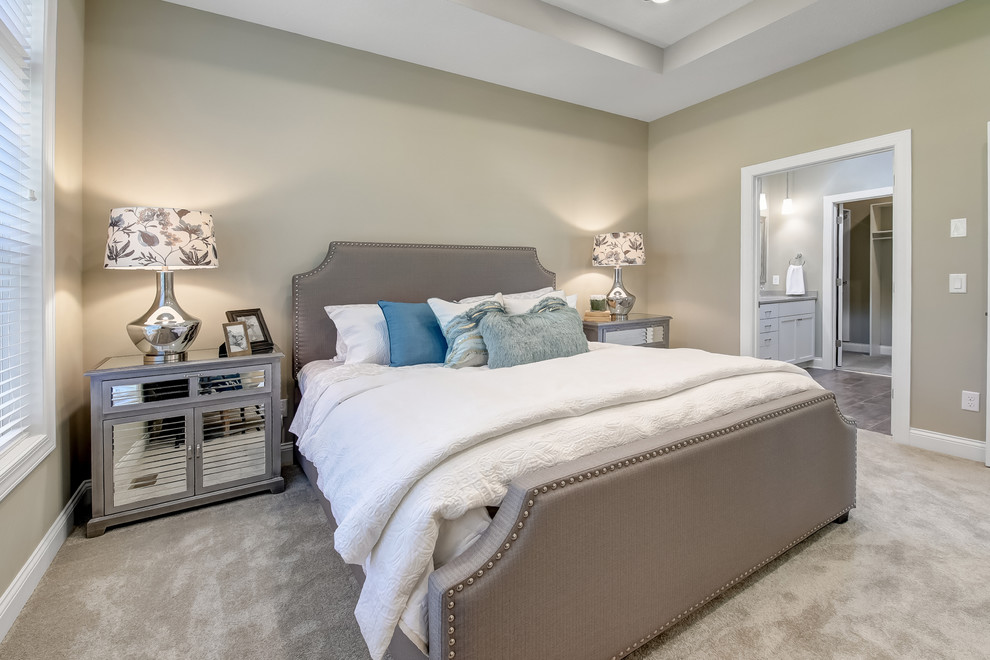 На фото: большая хозяйская спальня в стиле неоклассика (современная классика) с серыми стенами, ковровым покрытием и серым полом