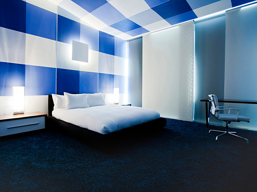На фото: спальня в современном стиле с синими стенами и ковровым покрытием