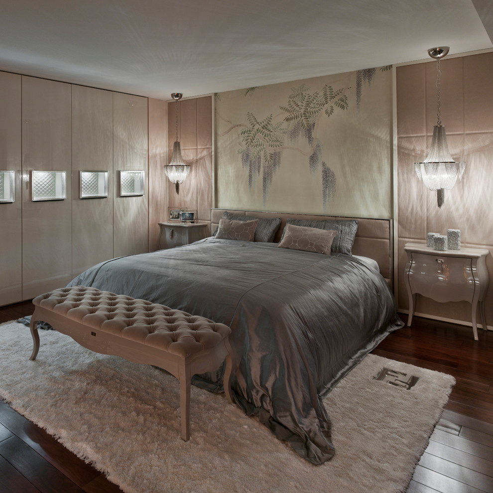 Foto di un'ampia camera degli ospiti contemporanea con pareti beige, pavimento in legno massello medio e nessun camino