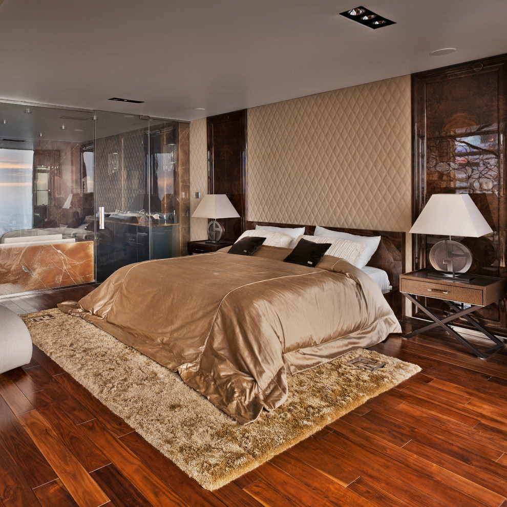 Diseño de habitación de invitados actual extra grande sin chimenea con paredes beige y suelo de madera en tonos medios