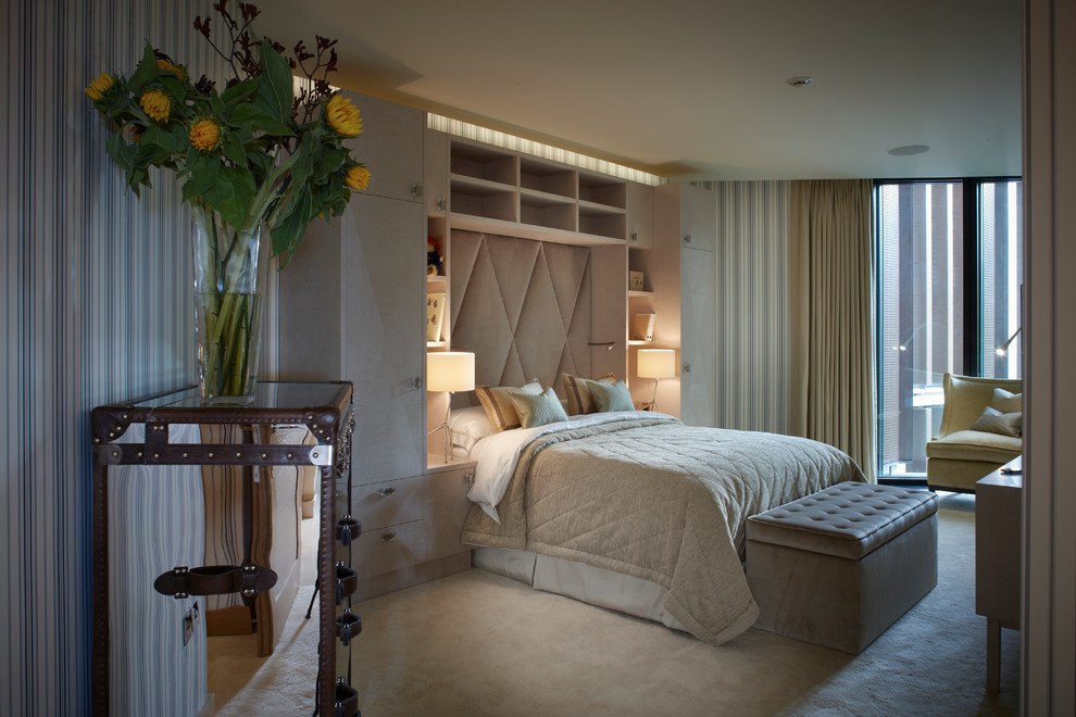 Idee per una camera da letto design di medie dimensioni con pareti multicolore e moquette
