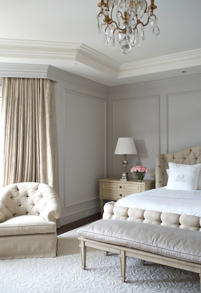 Foto de dormitorio principal clásico renovado grande con paredes grises, moqueta, todas las chimeneas y marco de chimenea de madera