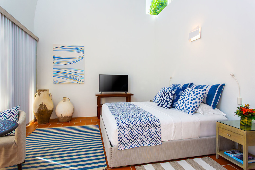 Стильный дизайн: спальня в стиле неоклассика (современная классика) с белыми стенами, полом из терракотовой плитки и коричневым полом - последний тренд