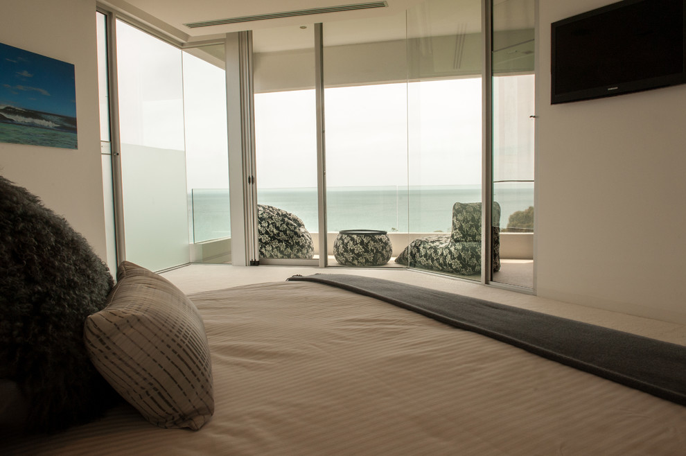 Пример оригинального дизайна: гостевая спальня (комната для гостей) в морском стиле с бежевыми стенами, ковровым покрытием и бежевым полом без камина