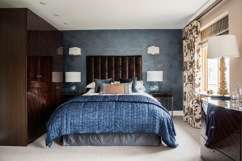 他の地域にある中くらいなコンテンポラリースタイルのおしゃれな主寝室 (青い壁、カーペット敷き、ベージュの床)