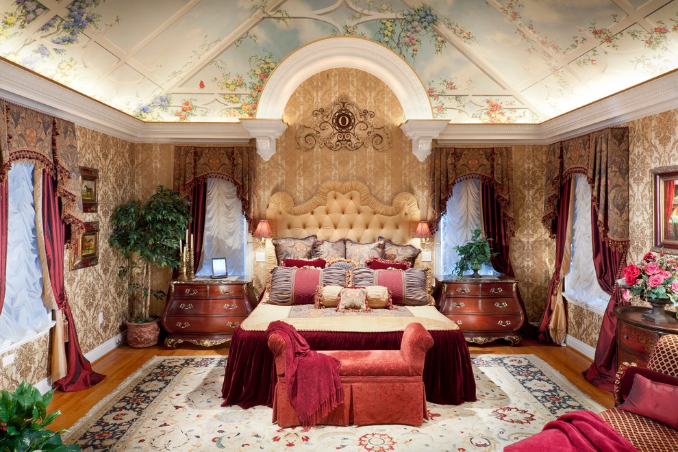 Свежая идея для дизайна: большая хозяйская спальня в классическом стиле с светлым паркетным полом - отличное фото интерьера