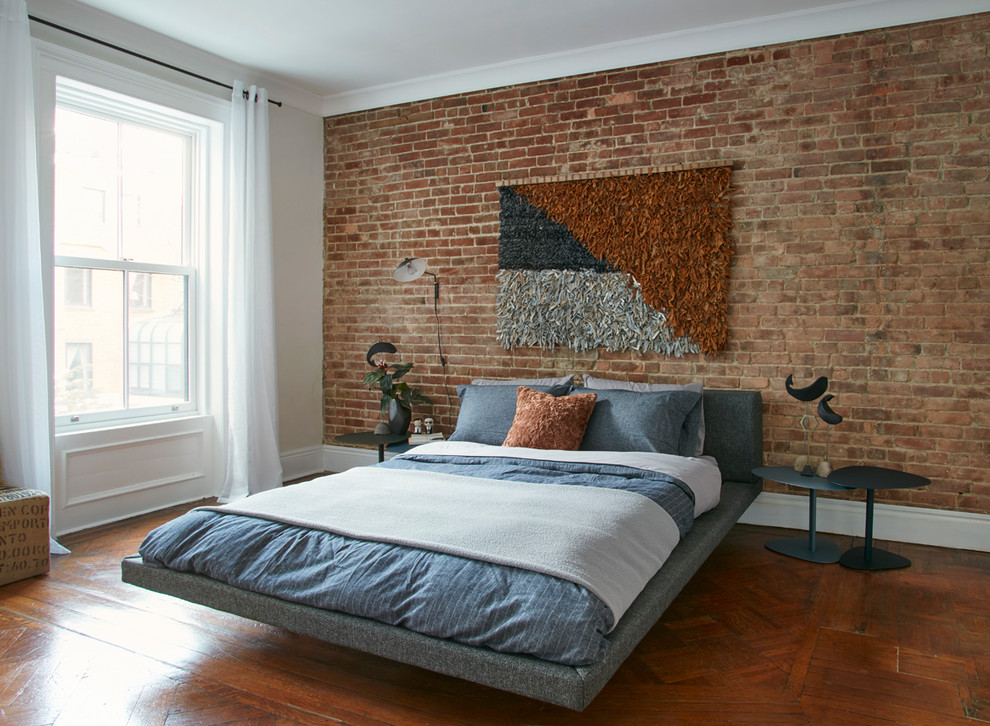 ニューヨークにある中くらいなコンテンポラリースタイルのおしゃれな寝室 (青い壁、無垢フローリング、茶色い床、グレーとブラウン) のレイアウト