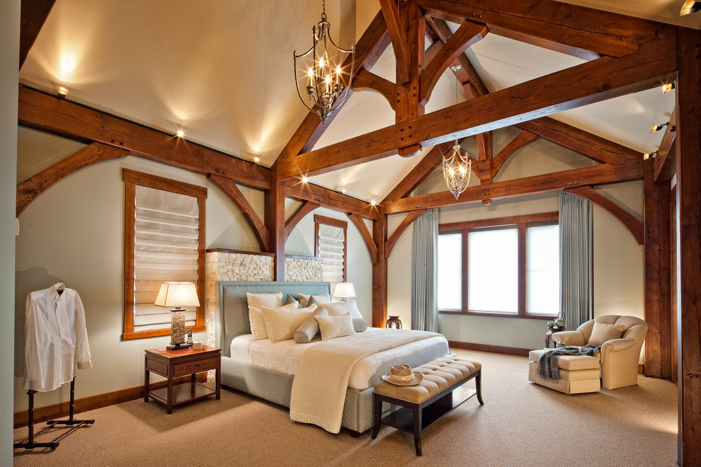 Идея дизайна: спальня в классическом стиле с бежевыми стенами, ковровым покрытием и синими шторами