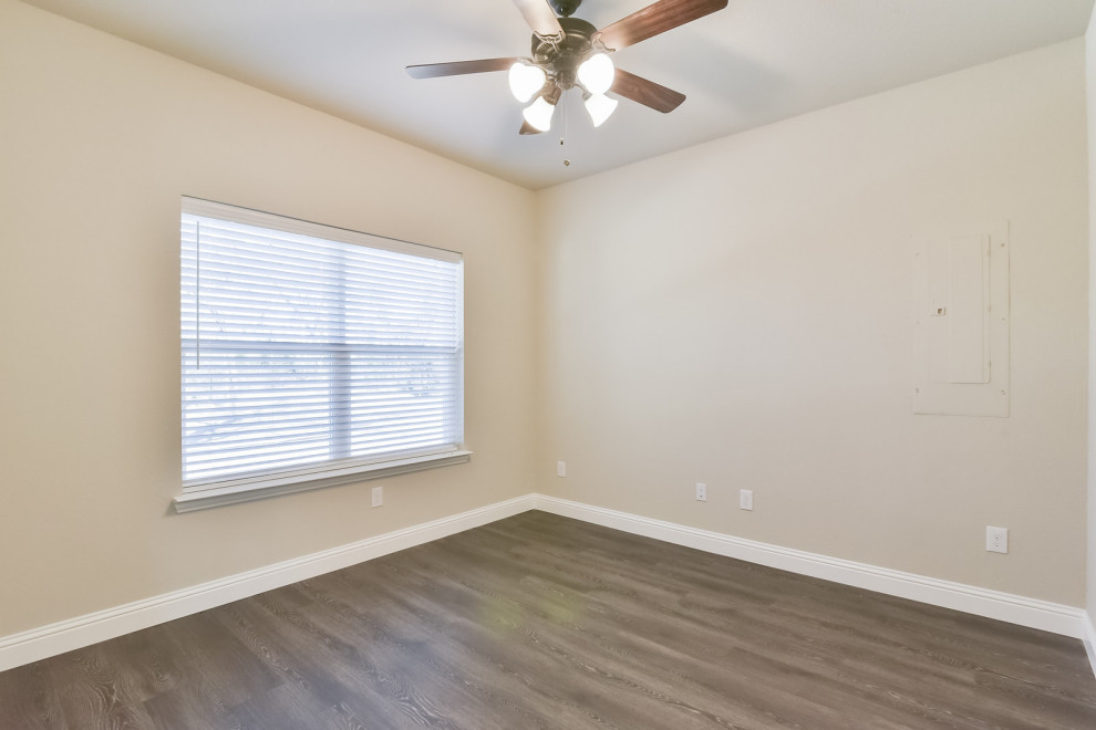 Kleines Country Hauptschlafzimmer ohne Kamin mit grauer Wandfarbe, Vinylboden und grünem Boden in Dallas