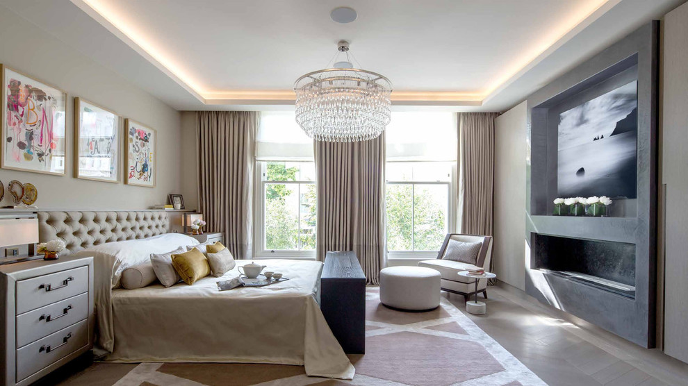 ロンドンにある広いトランジショナルスタイルのおしゃれな主寝室 (ベージュの壁、淡色無垢フローリング、横長型暖炉)