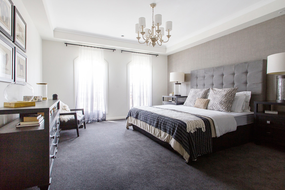 Großes Klassisches Hauptschlafzimmer mit weißer Wandfarbe, Teppichboden und grauem Boden in Melbourne