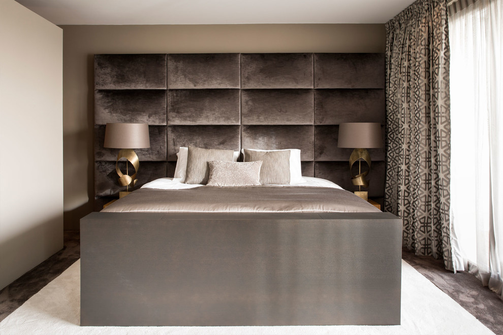Bild på ett funkis sovrum, med bruna väggar och heltäckningsmatta