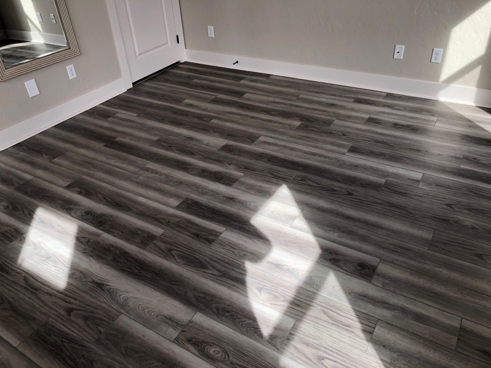Exempel på ett huvudsovrum, med vinylgolv och grått golv