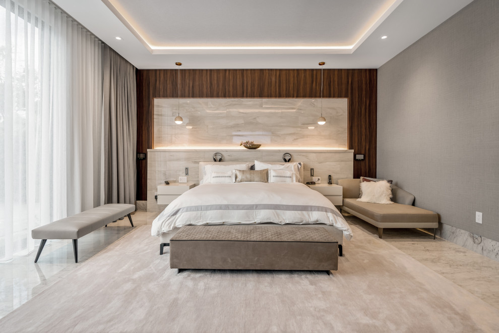 Esempio di una camera da letto contemporanea con pareti grigie, pavimento grigio e soffitto ribassato