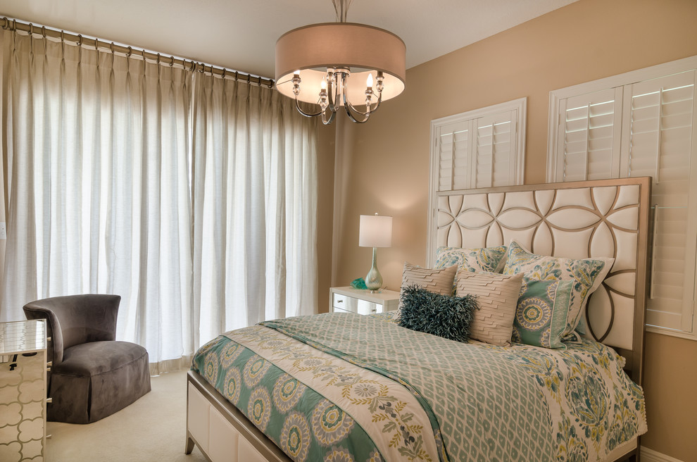 На фото: спальня среднего размера в стиле неоклассика (современная классика) с коричневыми стенами, ковровым покрытием и подвесным камином