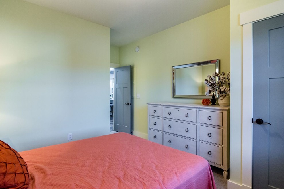 他の地域にある中くらいなトランジショナルスタイルのおしゃれな客用寝室 (緑の壁、カーペット敷き、暖炉なし、グレーの床) のレイアウト