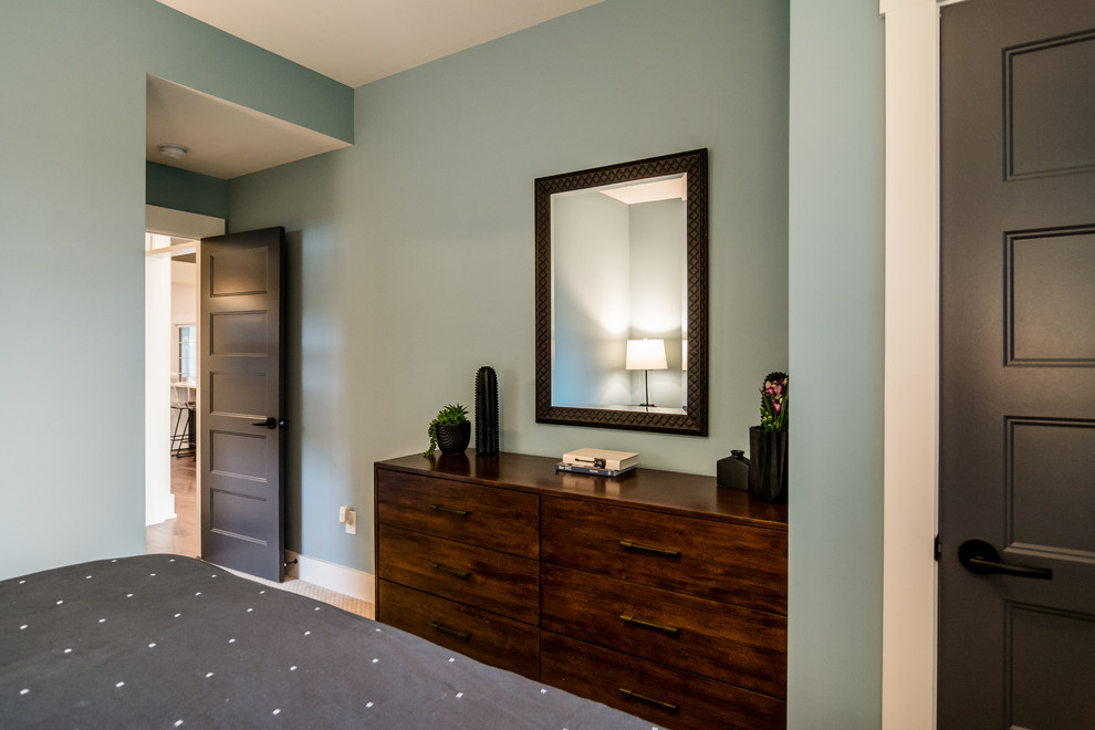 Стильный дизайн: гостевая спальня среднего размера, (комната для гостей) в стиле неоклассика (современная классика) с серыми стенами, ковровым покрытием и бежевым полом без камина - последний тренд