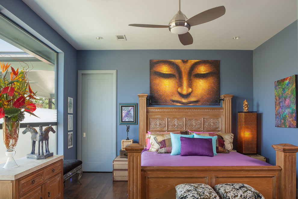 Inspiration för ett eklektiskt sovrum, med blå väggar