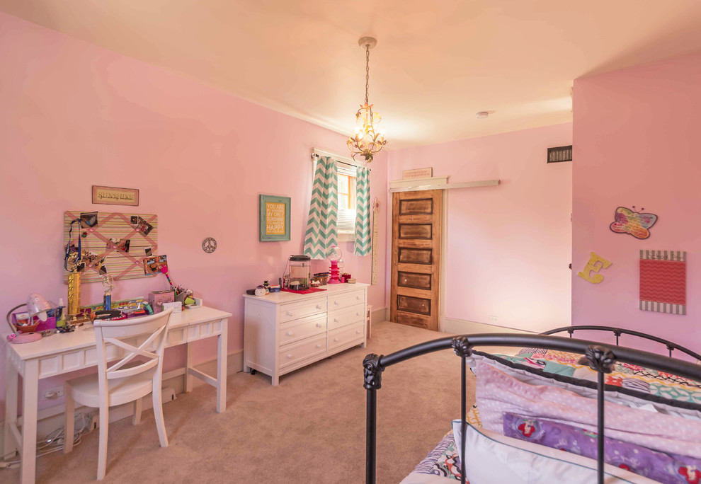 シカゴにある中くらいなトラディショナルスタイルのおしゃれな主寝室 (ピンクの壁、カーペット敷き、白い床、暖炉なし、クロスの天井、壁紙、白い天井) のインテリア