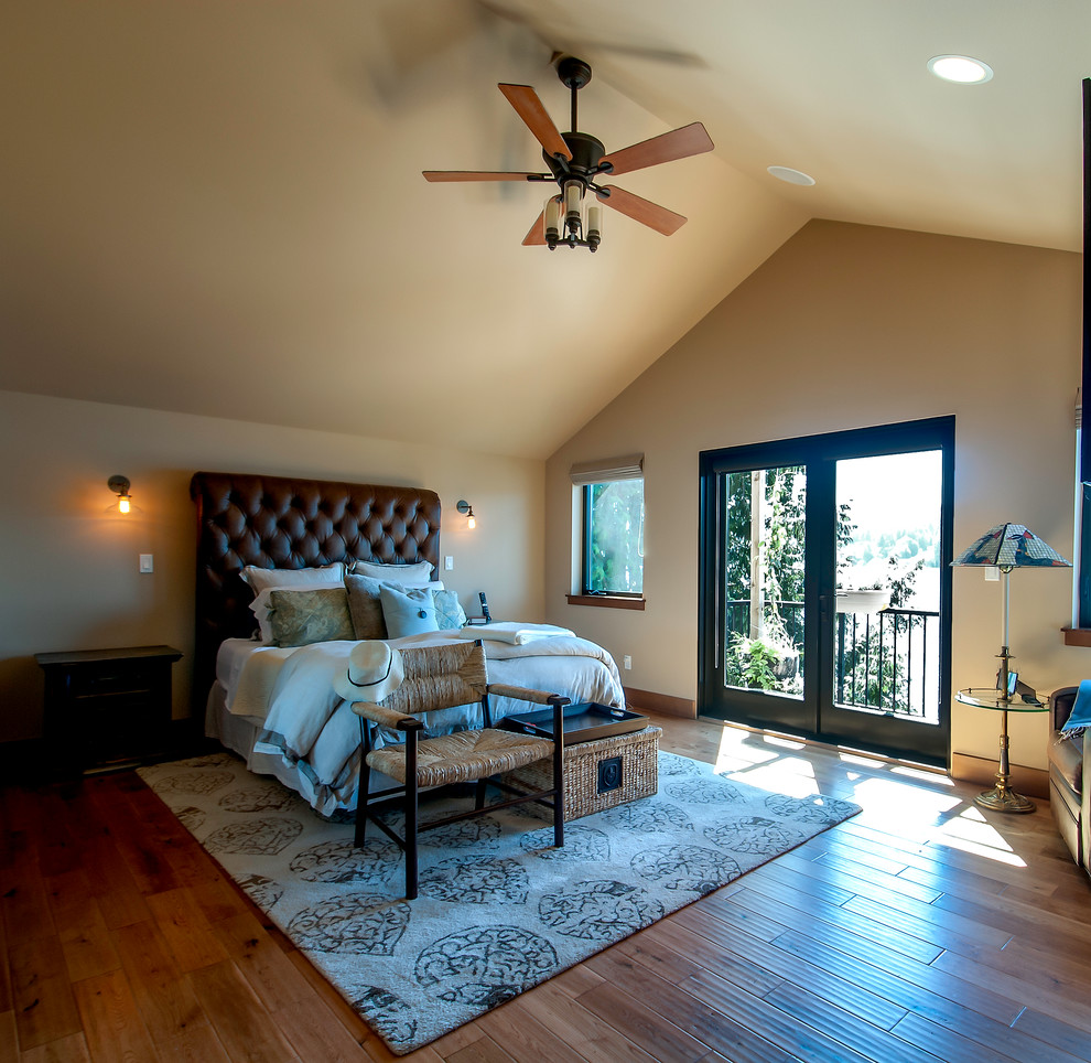 Diseño de dormitorio principal clásico con paredes beige y suelo de madera en tonos medios