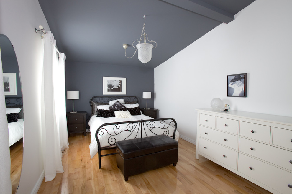 Источник вдохновения для домашнего уюта: спальня в современном стиле с серыми стенами, светлым паркетным полом и тюлем