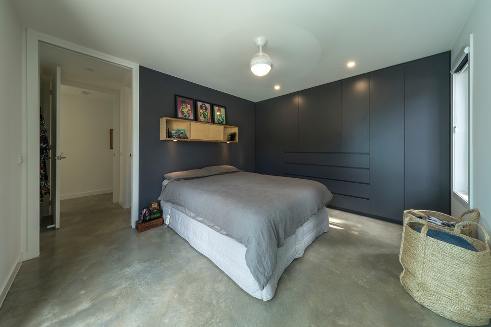Источник вдохновения для домашнего уюта: маленькая хозяйская спальня в современном стиле с синими стенами, бетонным полом и серым полом для на участке и в саду