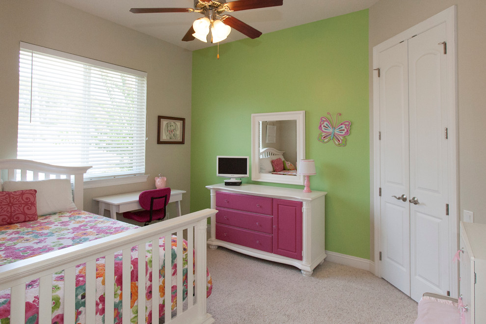 Aménagement d'une chambre avec moquette contemporaine de taille moyenne avec un mur multicolore.