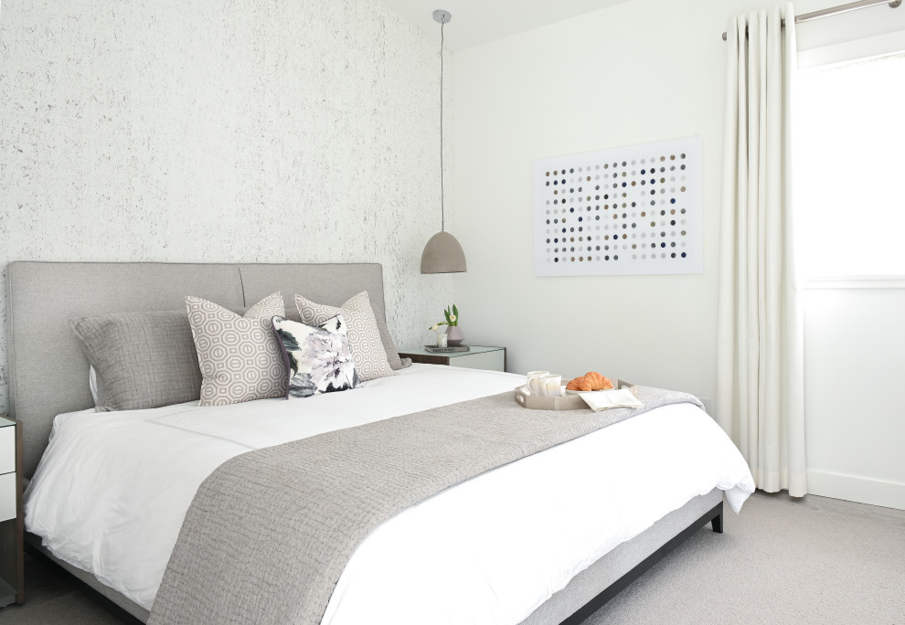 Imagen de dormitorio principal contemporáneo pequeño sin chimenea con paredes blancas, suelo laminado y suelo gris