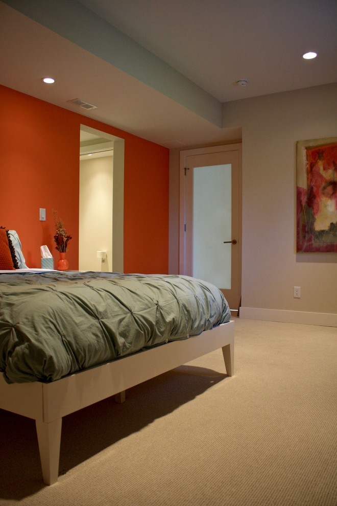 Inspiration för ett mellanstort funkis gästrum, med orange väggar och heltäckningsmatta