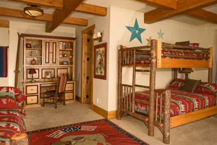 Foto di una grande camera degli ospiti rustica con pareti beige e moquette