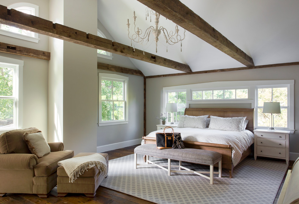 Ejemplo de dormitorio principal de estilo de casa de campo grande con suelo de madera oscura y paredes beige