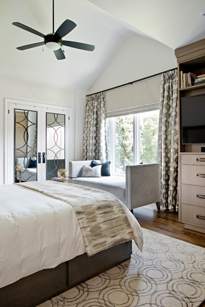 Foto de dormitorio principal tradicional renovado de tamaño medio sin chimenea con paredes blancas, suelo de madera en tonos medios y suelo marrón