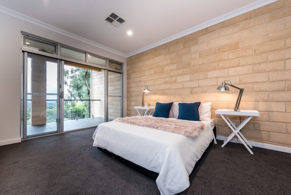 Modernes Gästezimmer mit beiger Wandfarbe, Teppichboden und grauem Boden in Adelaide
