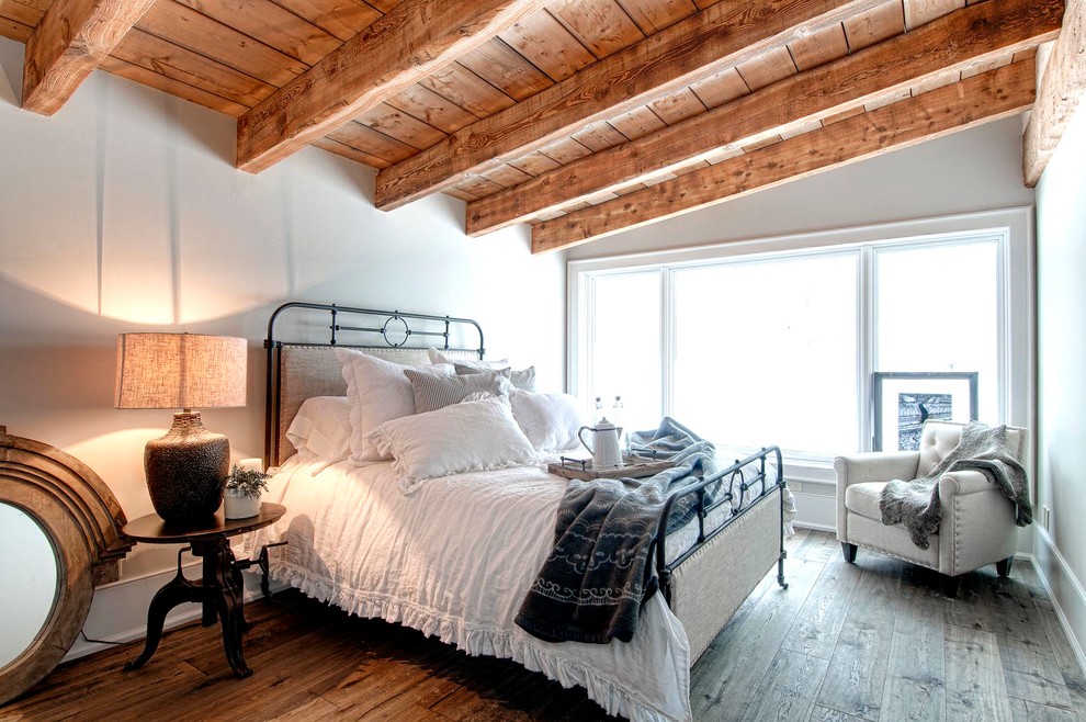Rustikales Hauptschlafzimmer mit weißer Wandfarbe und braunem Holzboden in Toronto