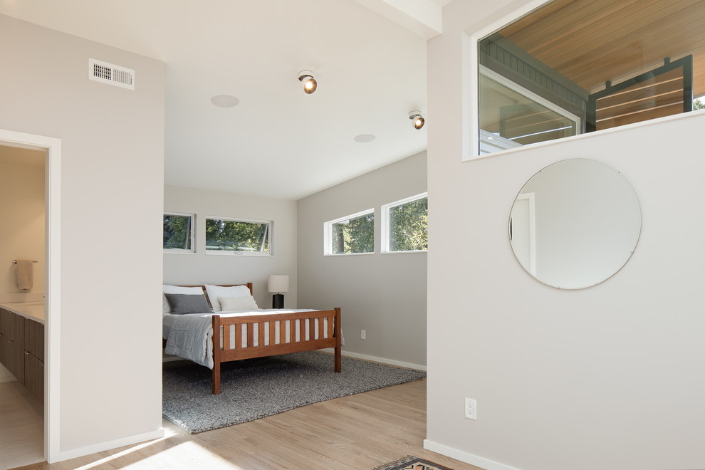 Ejemplo de dormitorio principal vintage de tamaño medio con paredes grises, suelo de madera en tonos medios y suelo marrón