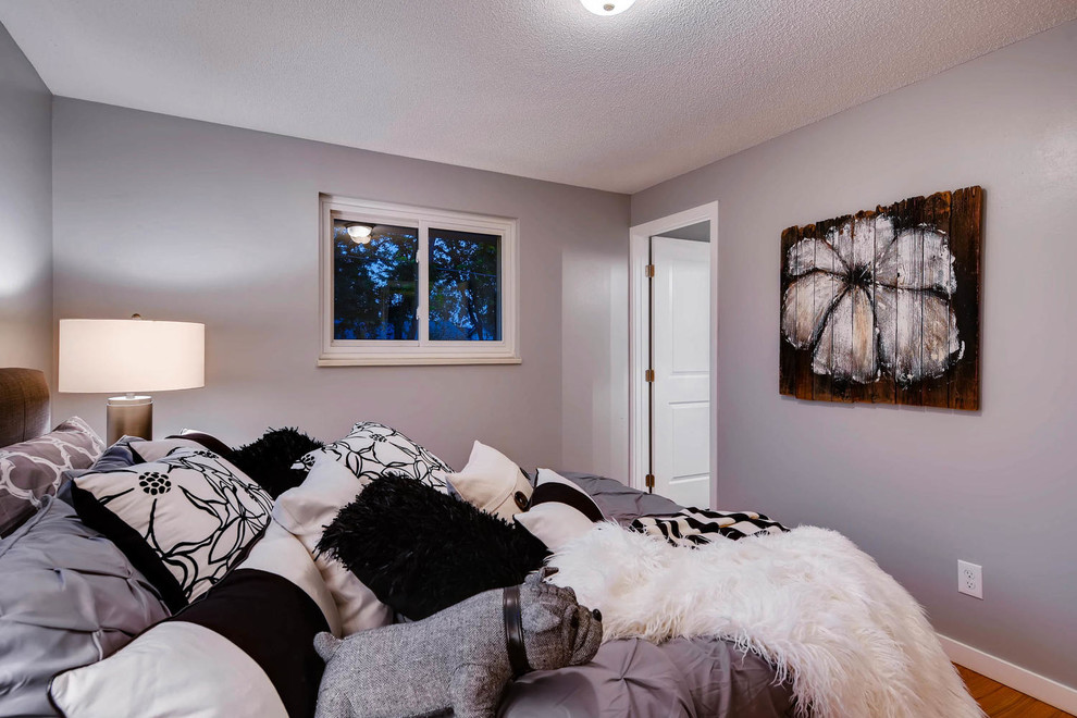 Kleines Klassisches Gästezimmer ohne Kamin mit grauer Wandfarbe, braunem Holzboden und braunem Boden in Denver