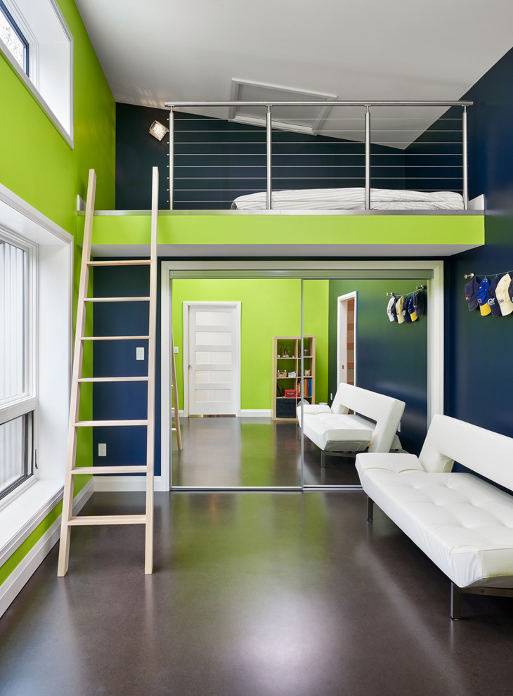 На фото: спальня среднего размера на антресоли в современном стиле с разноцветными стенами и бетонным полом без камина с