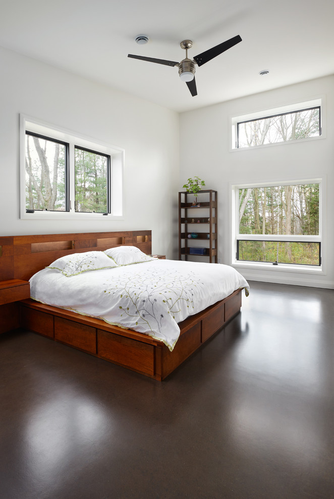 Стильный дизайн: хозяйская спальня среднего размера в современном стиле с белыми стенами и бетонным полом без камина - последний тренд