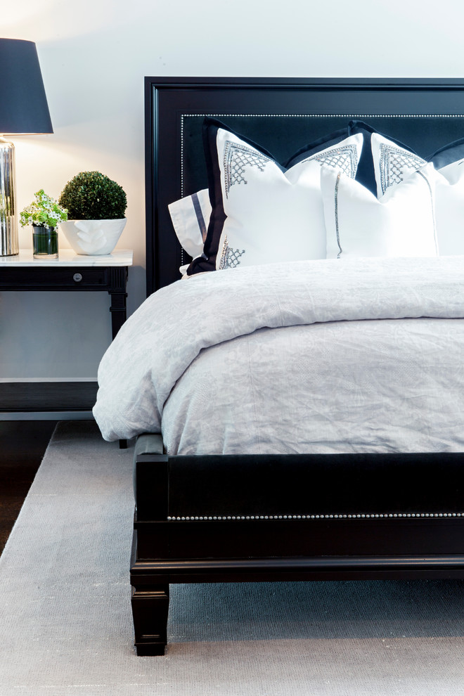 トロントにあるトランジショナルスタイルのおしゃれな客用寝室 (白い壁、濃色無垢フローリング) のインテリア