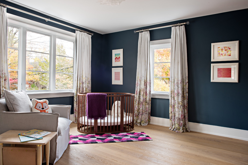 Imagen de dormitorio clásico renovado grande sin chimenea con paredes azules y suelo de madera clara