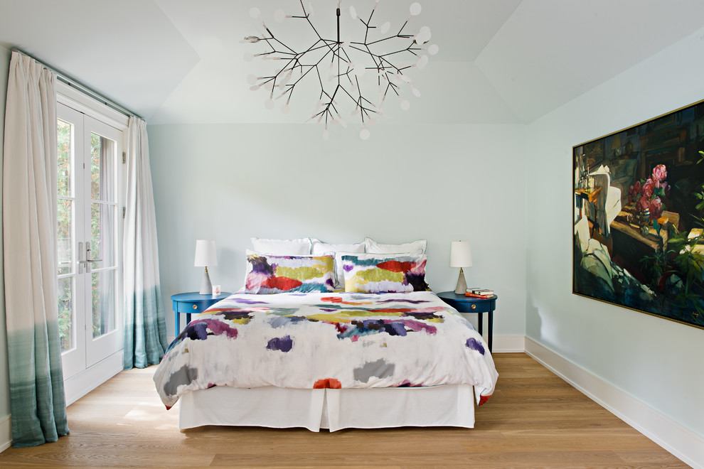 Источник вдохновения для домашнего уюта: огромная хозяйская спальня в стиле неоклассика (современная классика) с синими стенами и светлым паркетным полом без камина