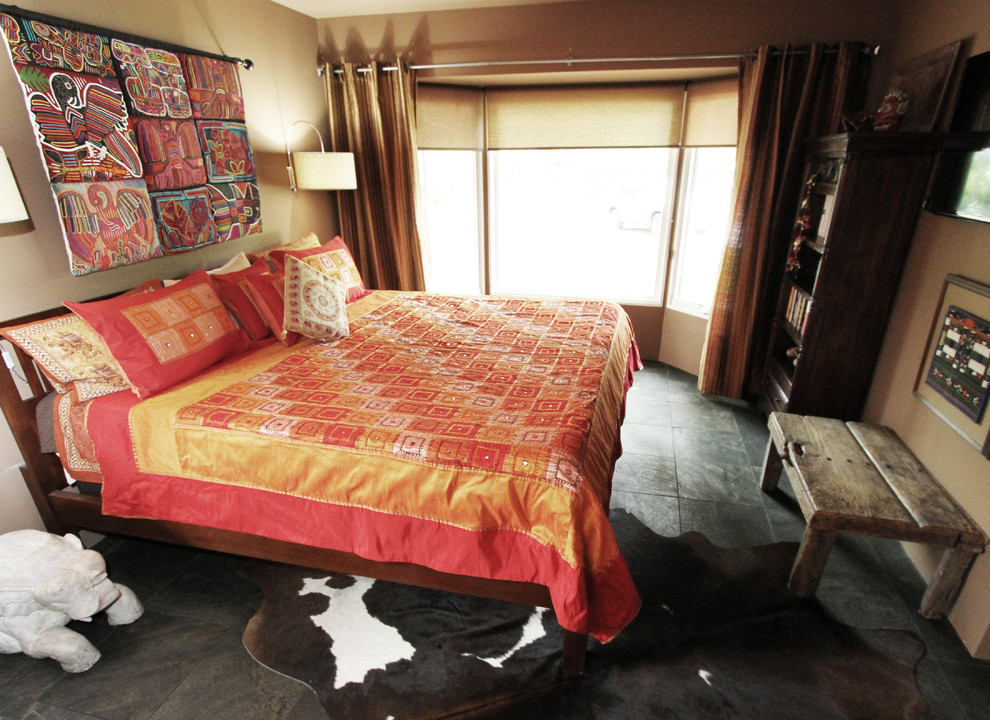 オレンジカウンティにある中くらいなエクレクティックスタイルのおしゃれな客用寝室 (茶色い壁、スレートの床、暖炉なし) のインテリア
