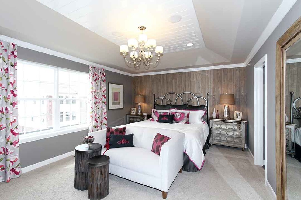 Modelo de dormitorio principal clásico renovado grande con paredes grises y moqueta