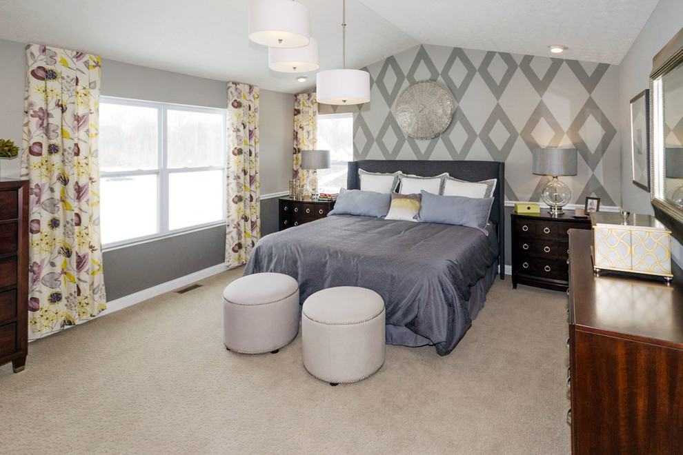 На фото: хозяйская спальня среднего размера в современном стиле с серыми стенами и ковровым покрытием с