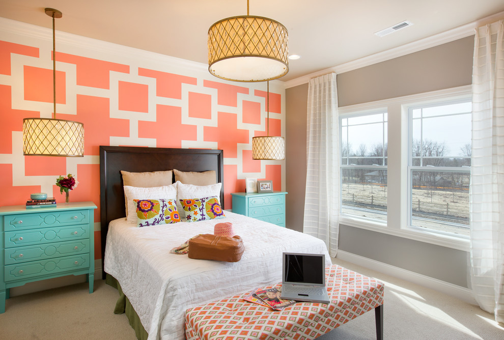 コロンバスにあるトランジショナルスタイルのおしゃれな客用寝室 (グレーの壁、カーペット敷き) のレイアウト