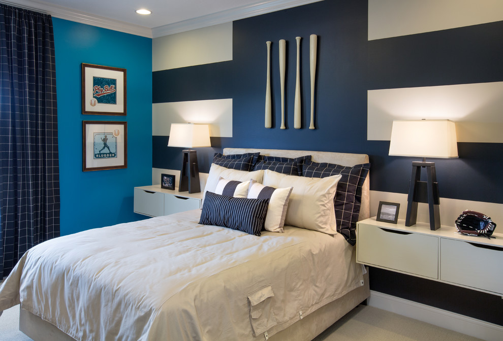 Modelo de dormitorio tradicional renovado de tamaño medio con paredes azules y moqueta
