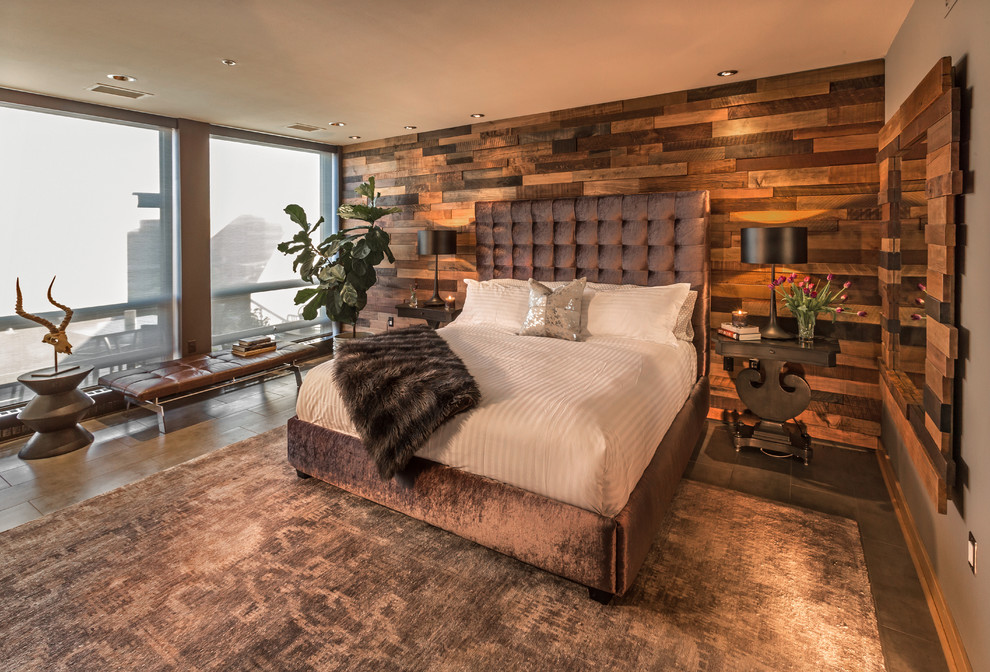 На фото: хозяйская спальня среднего размера в современном стиле с коричневыми стенами и паркетным полом среднего тона без камина